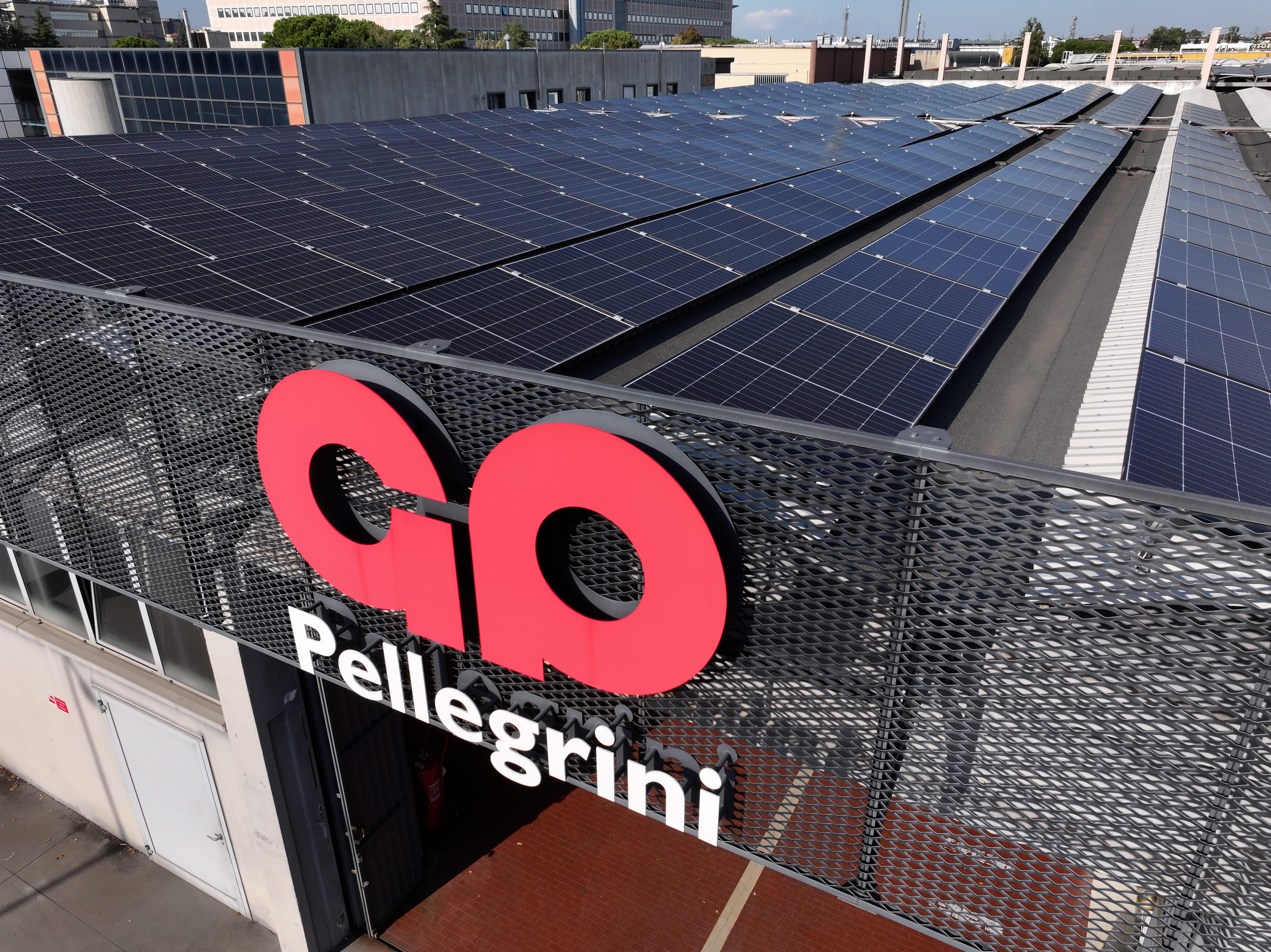 Impianto fotovoltaico sul tetto del centro logistico Pellegrini a Mestre