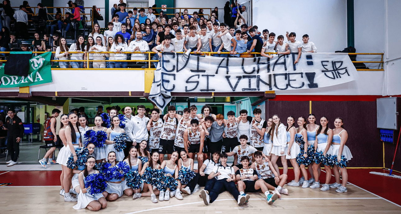 foto di gruppo di cheerleader e giocatori del torneo studentesto di Umana Reyer