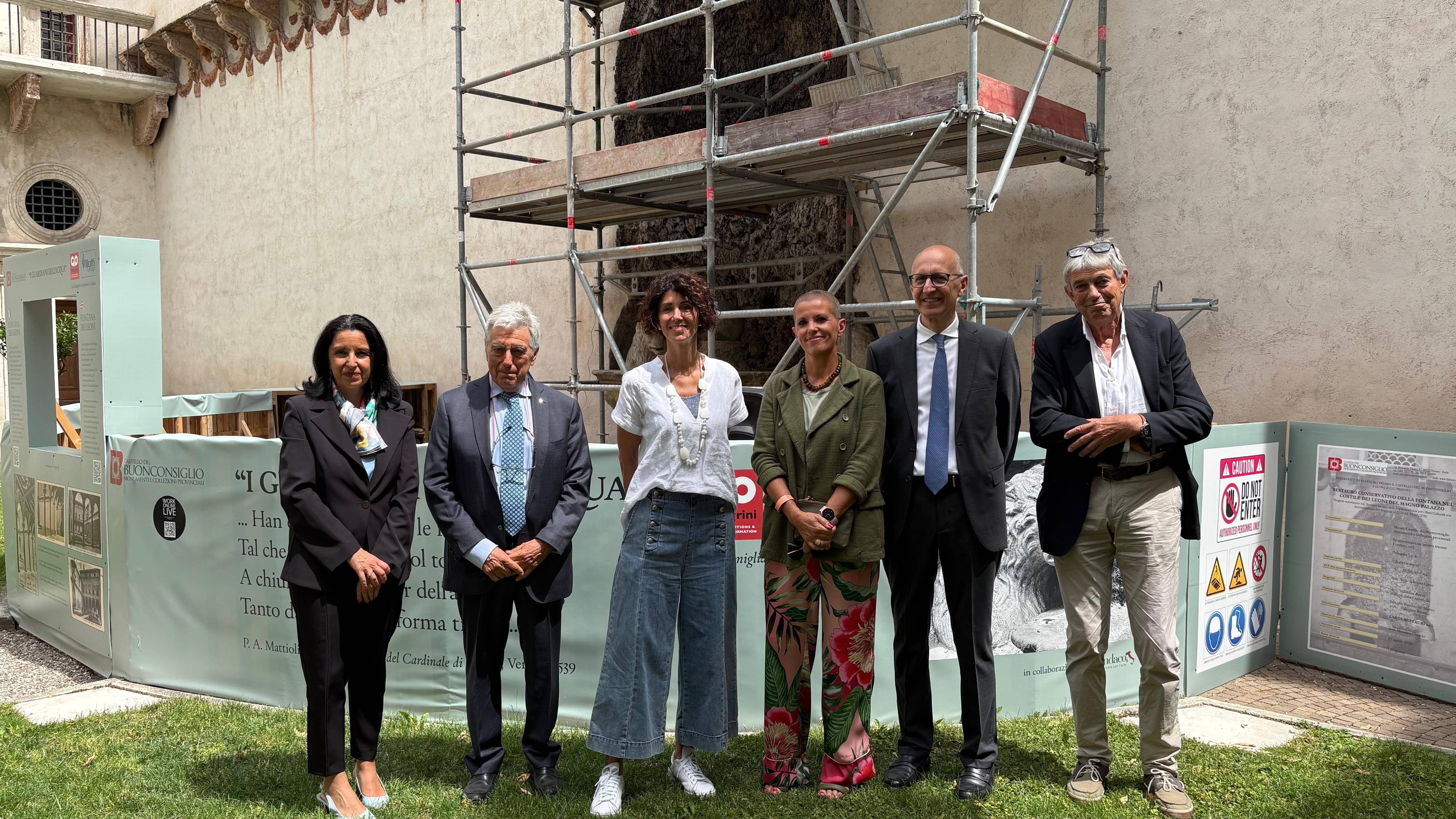 foto di gruppo durante la presentazione del restauro della Fontana Dei Leoni con Sogia Pellegrini, Francesca Gerosa, Cristina Collettini, Mario Cherido, Piero Pellegrini, Enrico Bressan
